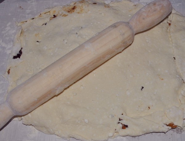 Соединяем два пласта теста для сырников с начинкой из сухофруктов